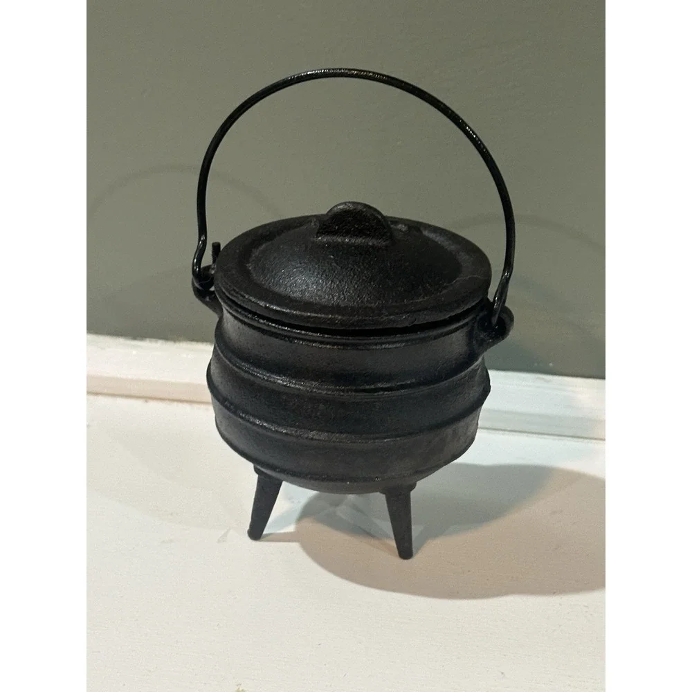 INIW Mini Cauldron Candle